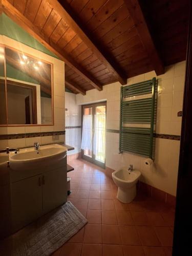bagno con lavandino e servizi igienici di Home 26, near the lake a Valmadrera