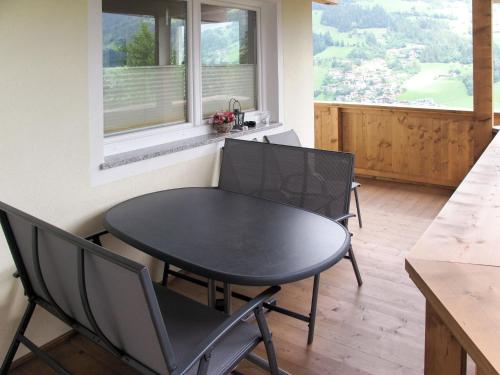mesa y sillas en una habitación con ventana en Apartment Stefan - MHO687 by Interhome, en Hippach