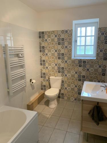 Ένα μπάνιο στο Le Bois D'amour gite et chambres