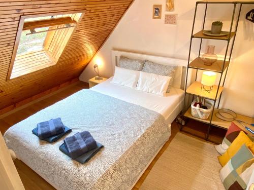 1 dormitorio con 1 cama con 2 toallas en Napsugár Retro Apartman, en Gárdony