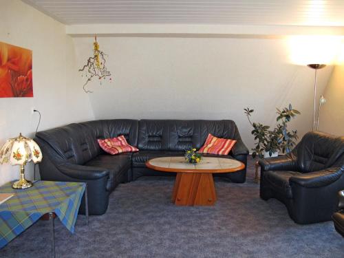 sala de estar con sofá de cuero y mesa en Apartment Hof Bajema by Interhome en Oberndorf