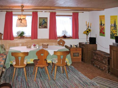 金茲林的住宿－Holiday Home Farm Eben - MHO480 by Interhome，一间带桌子和四把椅子的用餐室