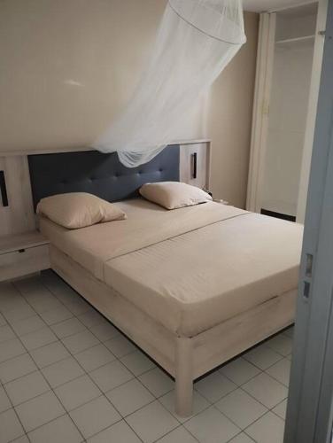 1 dormitorio con 2 almohadas en Appartement 6 personnes Lamentin, en Le Lamentin