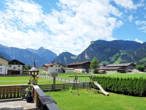 uitzicht op een veld met bergen op de achtergrond bij Apartment Heisenhaus - MHO680 by Interhome in Ramsau im Zillertal