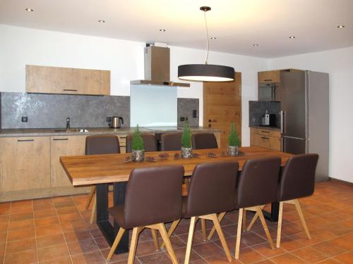 フューゲンにあるApartment Apart Bergart - FGZ143 by Interhomeのキッチン(木製テーブル、椅子付)
