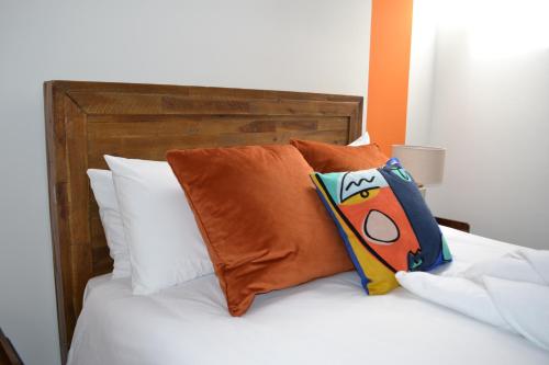 伯明罕的住宿－Stylish 1 Bed Apartment Num 6, Bham City Free Parking，一张带橙色和白色枕头的床