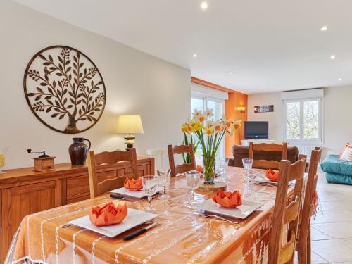 een eetkamer en een woonkamer met een tafel en stoelen bij Holiday Home Le Lanchon - LVT402 by Interhome in Le Vrétot