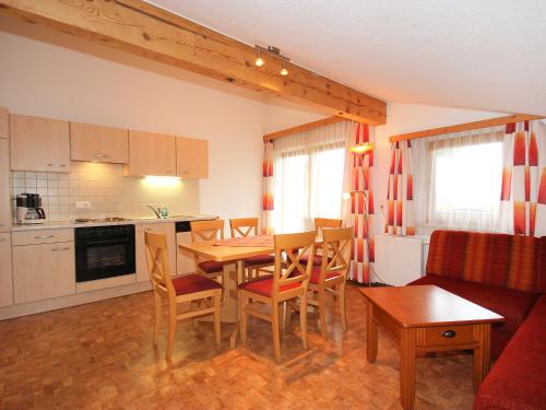 eine Küche und ein Wohnzimmer mit einem Tisch und Stühlen in der Unterkunft Apartment Gasteighof-2 by Interhome in Kapfing