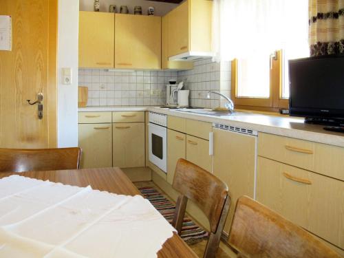 Kuchyň nebo kuchyňský kout v ubytování Apartment Schusterhäusl-3 by Interhome