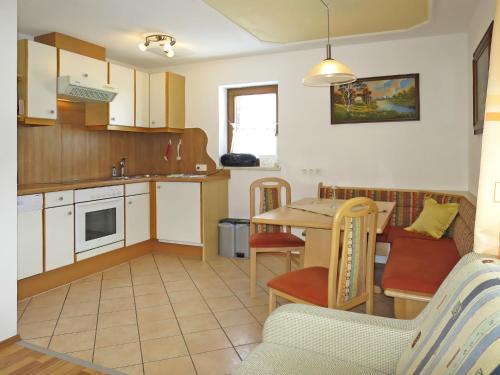 uma cozinha e sala de estar com mesa e cadeiras em Holiday Home Margit - MHO786 by Interhome em Hippach