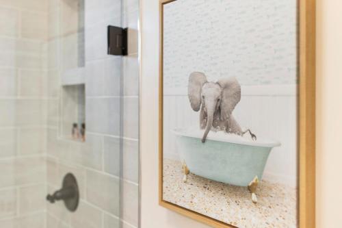 ein Bild eines Elefanten in einer Badewanne in der Unterkunft Renovated 2B 1BA apartment in Gray in Johnson City