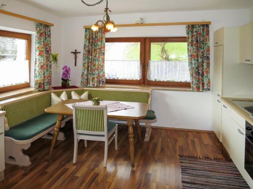 - une cuisine et une salle à manger avec une table et des chaises dans l'établissement Apartment Brugger - MHO546 by Interhome, à Ramsau im Zillertal