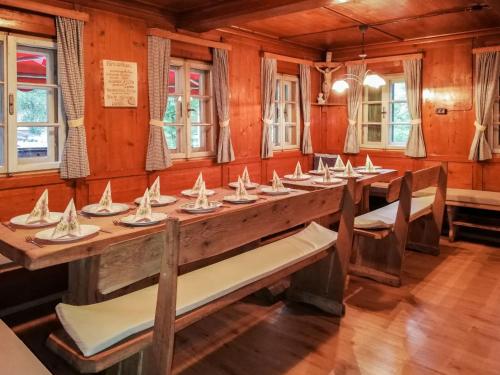 une grande salle à manger avec une grande table et des chaises dans l'établissement Holiday Home Geislerhütte - MHO685 by Interhome, à Ramsau im Zillertal