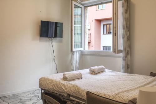 a bedroom with a bed and a window at [50 metri da Fiera Milano] Comodo per due in Milan