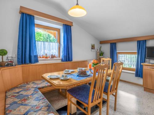 jadalnia z drewnianym stołem i krzesłami w obiekcie Apartment Markus - ZAZ760 by Interhome w mieście Mühlfeld