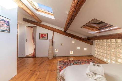 een slaapkamer met een bed en een houten vloer bij L'Aventura, Grand T4, Clim, Centre Ville in Montpellier