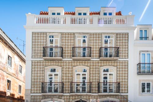 ein großes Backsteingebäude mit Balkonen darauf in der Unterkunft The Haus - Santa Bárbara I in Lissabon