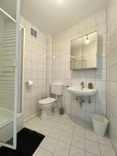 y baño con aseo, lavabo y bañera. en Stadtmitte: Schickes Apartment!, en Sinzig