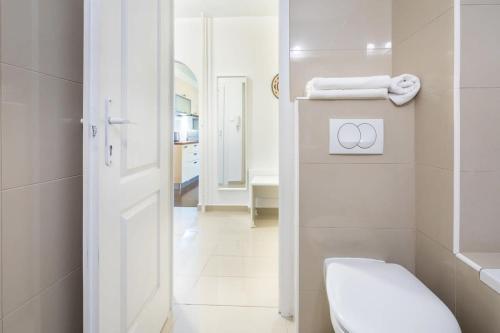 uma casa de banho branca com um WC e um lavatório em Cute and convenient Apartment em Budapeste