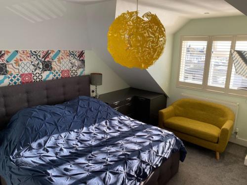 Sunny 4 bedroom detached chalet bungalow tesisinde bir odada yatak veya yataklar