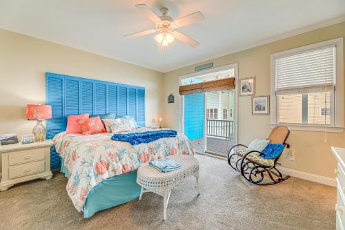 En eller flere senge i et værelse på Atlantic Beach Retreat with 2 Decks Steps to Beach!