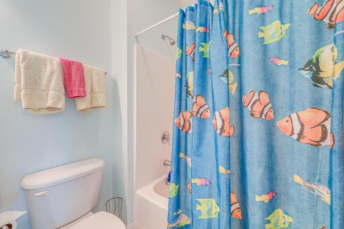 Et badeværelse på Atlantic Beach Retreat with 2 Decks Steps to Beach!