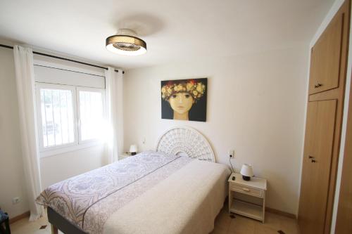 - une chambre avec un lit et une peinture murale dans l'établissement Villa Dorada, à Mont-roig