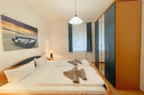 una camera da letto con un grande letto con asciugamani di Haus Berlin Ferienwohung 1 a Kölpinsee auf Usedom