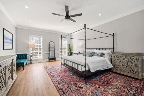 une chambre avec un lit et un ventilateur de plafond dans l'établissement Private Resort - Lake Lanier Paradise, à Murrayville