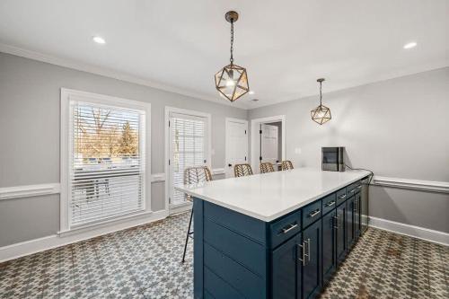 - une cuisine avec un îlot bleu et blanc dans l'établissement Private Resort - Lake Lanier Paradise, à Murrayville