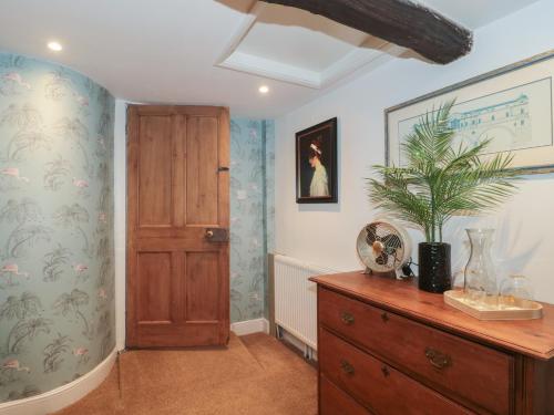 Cette chambre dispose d'une porte en bois et d'une commode avec une plante. dans l'établissement Southbank, à Bath