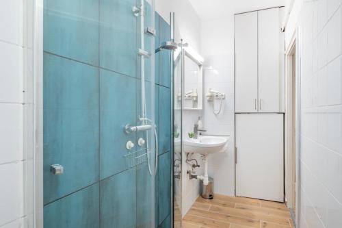 ein Bad mit einer Glasdusche und einem Waschbecken in der Unterkunft Central Cozy Home in Budapest