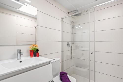 een badkamer met een douche, een toilet en een wastafel bij Baliante - penthouse, 2 bedrooms, 2 pools, jacuzzi, Orihuela Costa in Orihuela