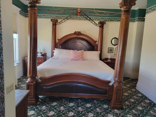 Ένα ή περισσότερα κρεβάτια σε δωμάτιο στο The Weis Mansion Bed and Breakfast