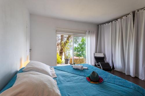 ein Schlafzimmer mit einem Bett mit einer blauen Decke in der Unterkunft VILLA MARGUERITE VI4406 By Riviera Holiday Homes in Villefranche-sur-Mer
