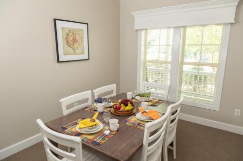 una sala da pranzo con tavolo in legno e frutta di King's Creek Resort by Spinnaker a Williamsburg