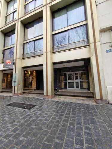 um edifício vazio com muitas janelas em L'Erlon Cosy : hyper centre - proximité gare em Reims