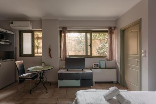 1 dormitorio con cama, mesa y escritorio en CENTRAL Studio - Fully equiped. Ideal for couples en Patras