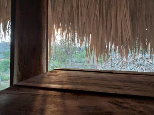 una habitación vacía con una ventana con carámbanos colgando de ella en Hostel Nugeku en Rincón