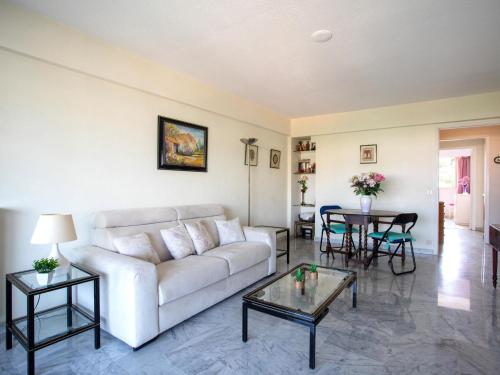 - un salon avec un canapé et une table dans l'établissement Apartment Parc lautin by Interhome, à Cagnes-sur-Mer