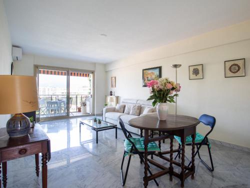 - un salon avec une table et un canapé dans l'établissement Apartment Parc lautin by Interhome, à Cagnes-sur-Mer