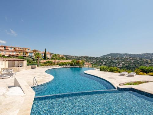 - une piscine dans une villa avec vue dans l'établissement Apartment Le Petit Village-1 by Interhome, aux Issambres