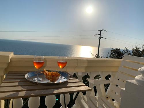 - une table avec deux verres de vin sur le balcon dans l'établissement Villa del Sorriso, à Castiglioncello