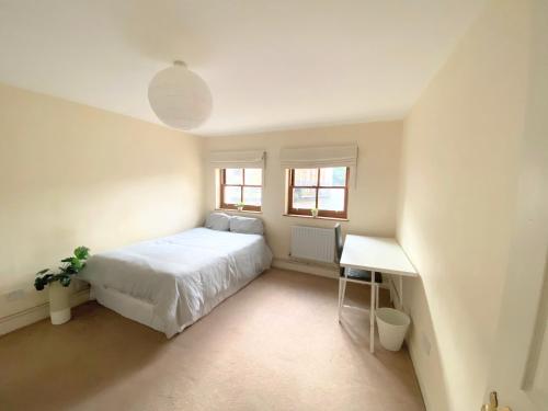Un pat sau paturi într-o cameră la Cozy Double Room next to Putney Bridge and High Street
