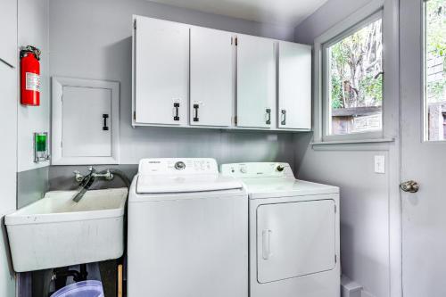 een witte wasruimte met een wasmachine en een wastafel bij Mill Valley Home 5 Mi to Golden Gate Bridge! in Mill Valley