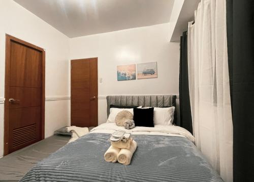 Postel nebo postele na pokoji v ubytování Cozy & Airy Suite near Venice Mall FREE Pool & Gym