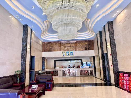 a lobby with a large chandelier in a building at 怡程酒店ECHENG HOTEL in Sihanoukville