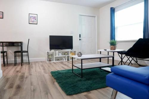 a living room with a couch and a tv at Jay's Cozy Arts in Tampa