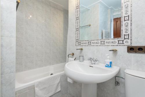 Ένα μπάνιο στο New! Villa Cala Marçal, Stunning Sea Views Just Steps from the Beach