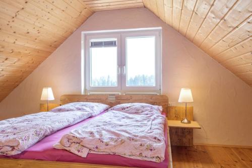 1 dormitorio con 1 cama, 2 lámparas y ventana en Landhaus Seewald, en Seewald